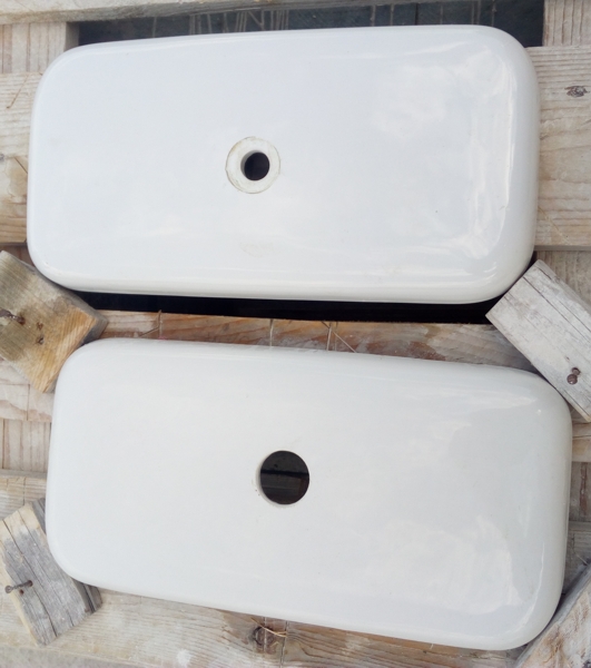 Съществуващ и разширен отвор на порцеланов капак на тоалетно казанче, изглед отстрани