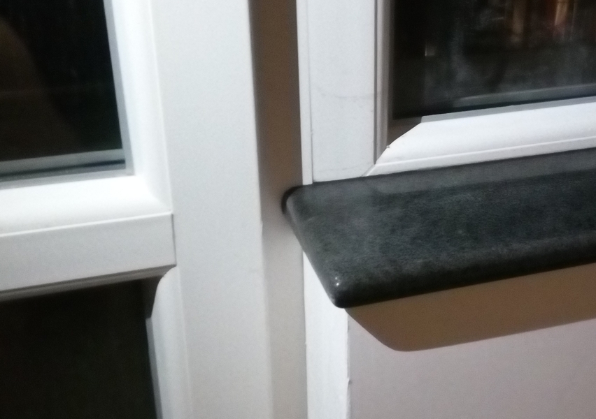 Заобляне на ъгъла на перваз към врата, за да няма остър ръб