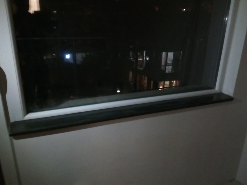 Монтиран вътрешен перваз на прозорец към врата