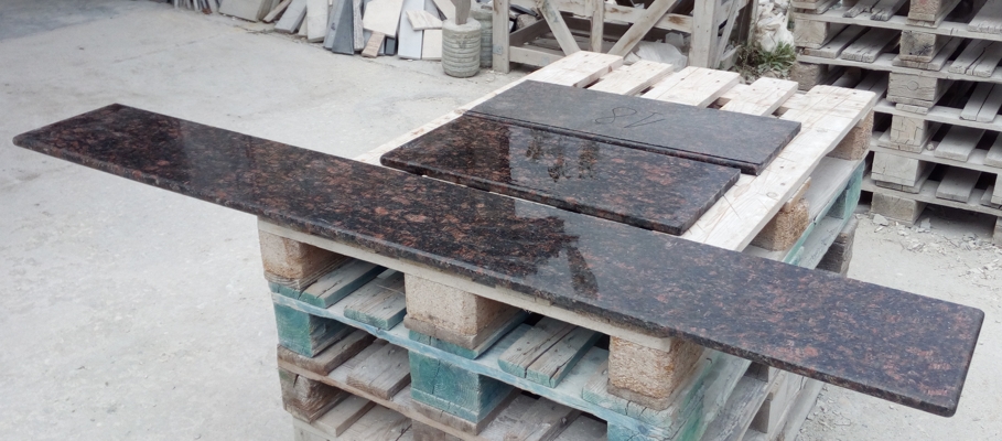 Подпрозоречни первази от тъмнокафяв гранит, общ изглед