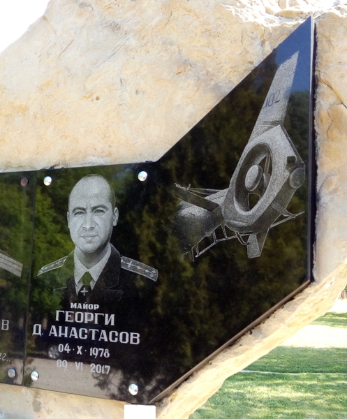 Черна гранитна плоча с портрет на майор Георги Анастасов, надпис на името и датите и рисунка на опашка на хеликоптер, монтирана на свободното място на съществуващ стар паметник във вертолетното поделение на град Варна