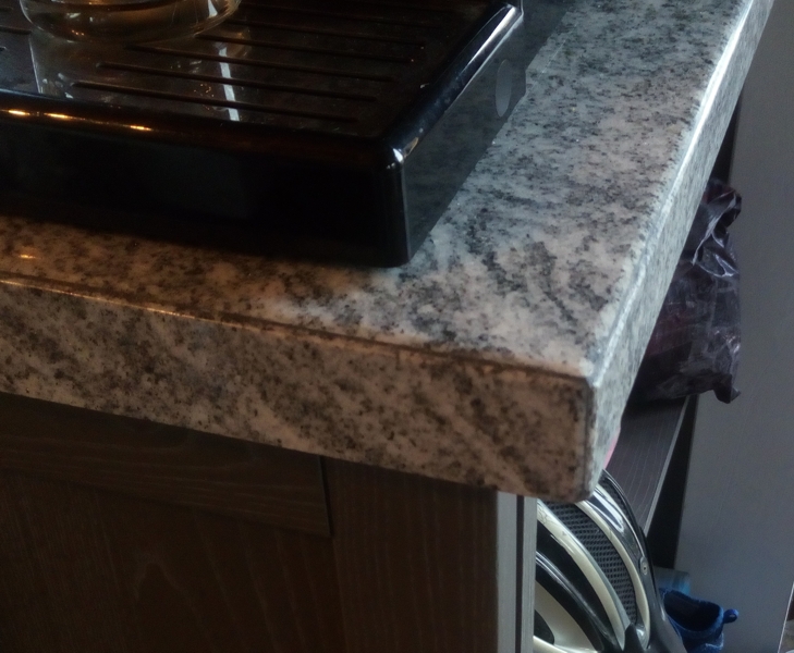 Изглед на срещането на три ръба на плота във връх, сглобка герунг