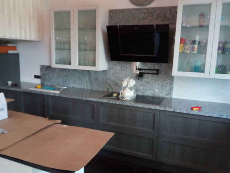 Изглед преди монтажа на гърбовете от гранит