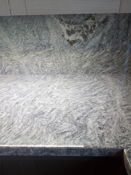 Изглед на фладера на гранита в едър план. Плот с подлепка герунг, гръб от гранит