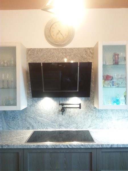 Изглед на висок гръб от гранит, аспиратор, осветление, кран за директно наливане на вода, плот с вграден котлон