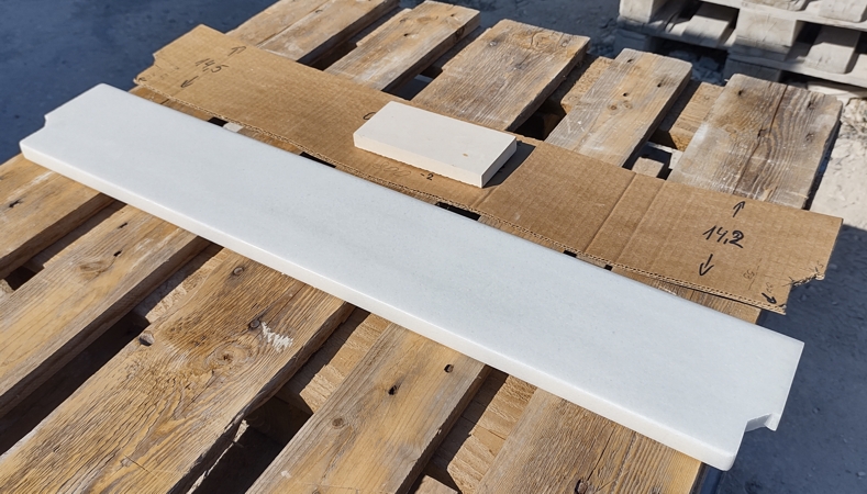 Изглед на правата страна към вратата