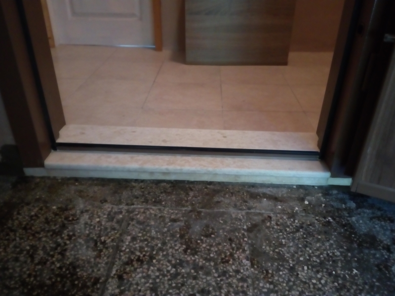 Изглед на прагове от двете страни на вратата, на различни нива