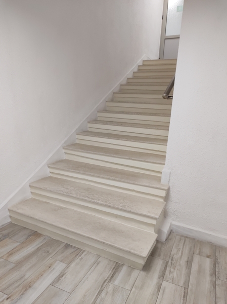 Изглед отстрани на мозаечното стълбище със стъпалата след боядисване на челата