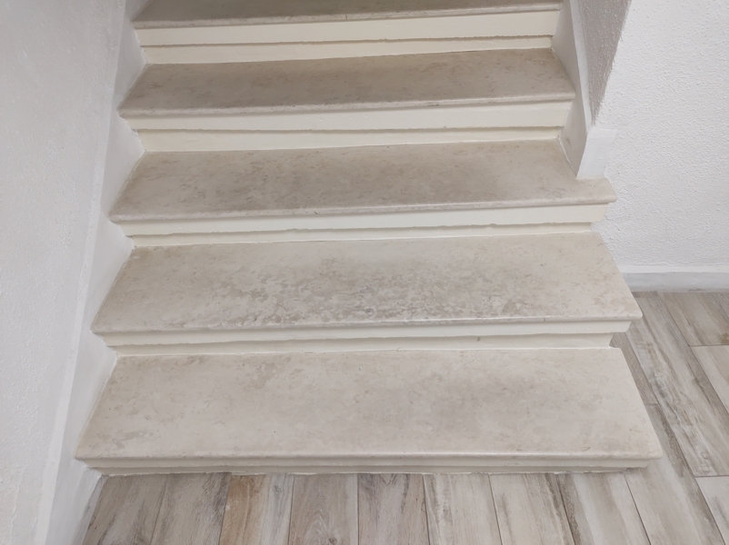 Изглед отблизо на мозаечното стълбище със стъпалата след боядисване на челата