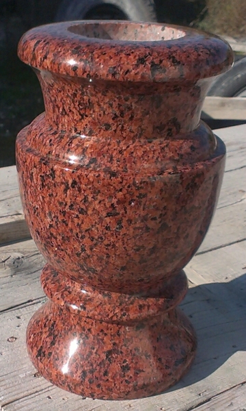 Кръгла ваза от кафяв гранит