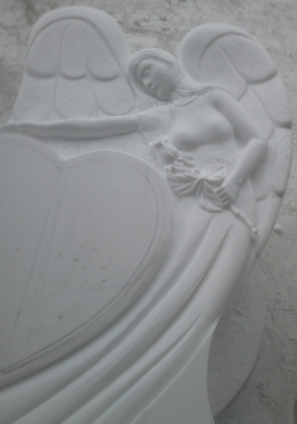 Ангелче от бял мрамор