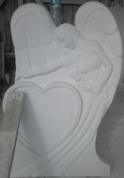 Ангелче от бял мрамор, изглед на целия паметник, сниман изправен