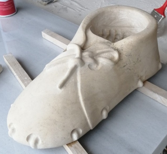 Изработка на кожен цървул от врачански камък, издълбан за да се използва като саксия