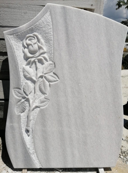 Паметник от светлосив мрамор, с релефна роза