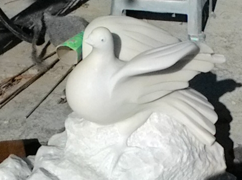 Скулптура на гълъб от мрамор