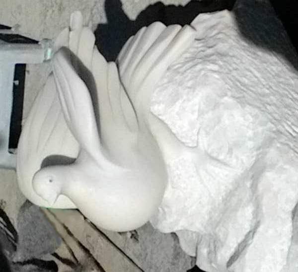 Скулптура на гълъб от мрамор в близък план
