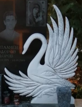 Фигура на лебед, изработена като отделен елемент на паметник, от бял мрамор