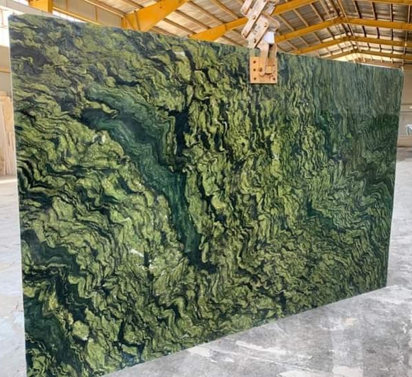 Плоскост от зелен гранит за паметника