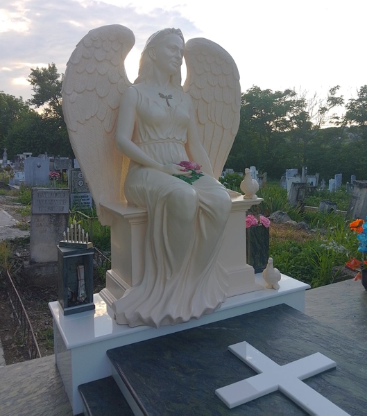 Общ изглед на скулптурата отляво