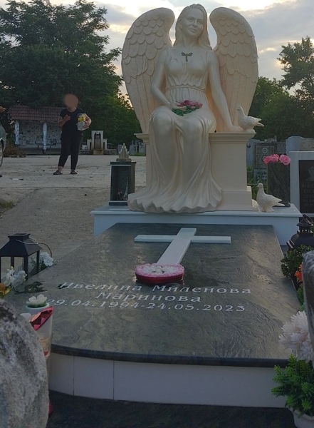 Изглед отпред с покривната плоча и надписа