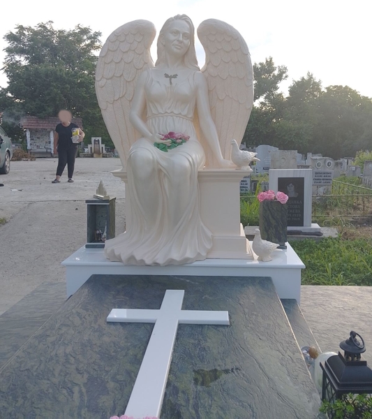 Изглед отпред с покривната плоча и кръста