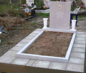 Надгробен паметник права плоча 60/80 см, с постамент, бордюри от сив мрамор, снимка, надпис, стандартен монтаж, пътека от тротоарни плочки 30 см