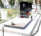 Надгробен паметник от черен гранит от 2 плочи с размер 120-70-8 и 110-40-8 см