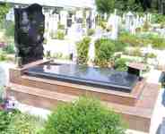 Надгробен паметник от черен италиански гранит модел Колелото на живота, с размери 130-100-8 см