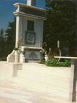 паметник от бял мрамор с купол