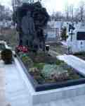 Оригинален нестандартен надгробен паметник от черен гранит с форма на роза