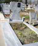 Мраморен надгробен паметник модел сърце с листа с размер 120/90/6 см, с гравиран портрет и надписи от релефни букви, вдълбан кръст, облицован бордюр на 1 етаж от сив мрамор, настилка от сив мрамор, стругована ваза и мраморен фенер