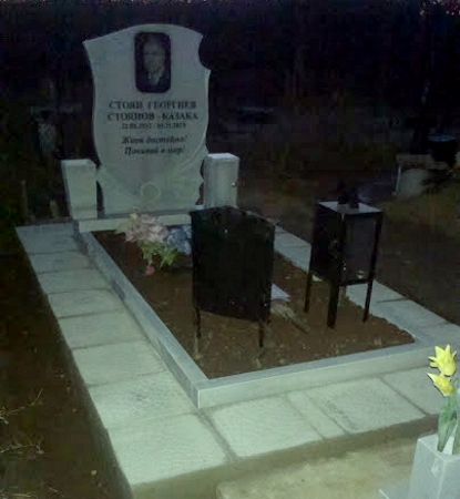 Паметник 100/70/6 см, модел колелото на живота, гравиран портрет от черен гранит 20/30 см със заоблени ъгли, надпис на името с черни вдълбани букви, допълнителни надписи, ваза, фенер, постамент 100/20/6 см, мраморен бордюр 2Х1 м, височина 10 см, стандартен монтаж, тротоарна пътека, общ изглед.