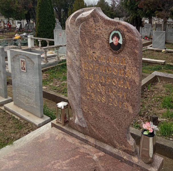 Паметник от светлокафяв гранит Джало Калифорния, изглед отблизо