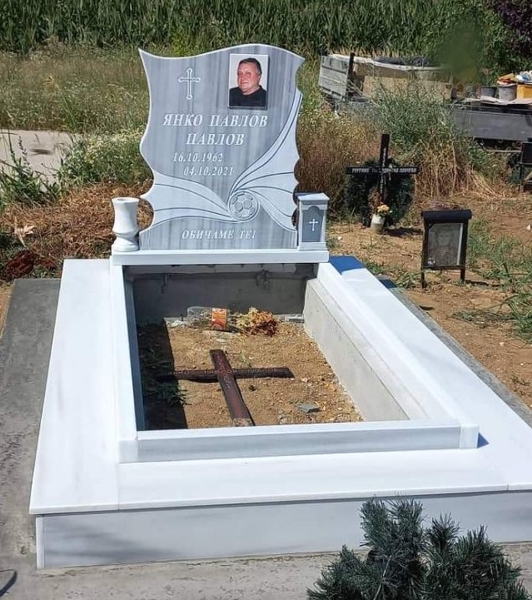 Паметник с размери 100/80/6 см с кръст, с вдълбан надпис и цветна порцеланова снимка 15/20 правоъгълна без борд, постамент 100/20/6 см, масивни бордюри с височина 8 см, облицован бордюр 20/20 см, бетонна пътека, ваза и фенер, общ изглед