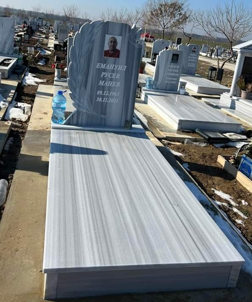 Паметник с размери 100/80/6 см, с вдълбан надпис и цветна порцеланова снимка 15/20 правоъгълна без борд, постамент 100/20/6 см, масивни бордюри с височина 20 см, покривна плоча 2 см, бетонна пътека, общ изглед