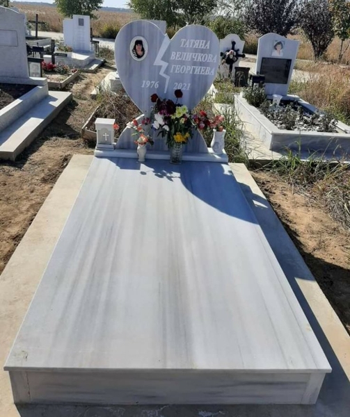 Паметник с размери 100/80/6 см, с вдълбан надпис и цветна порцеланова снимка 13/18 елипса с борд, постамент 100/20/6 см, масивни бордюри с височина 20 см, покривна плоча 2 см, бетонна пътека, ваза и фенер, общ изглед