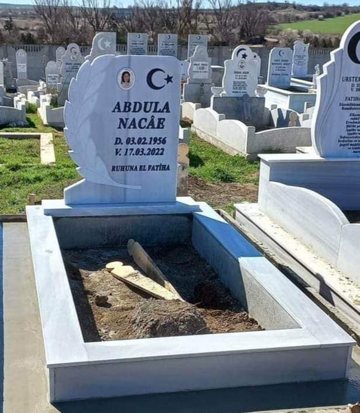 Паметник с размери 100/80/6 см с полумесец и звезда, с вдълбан надпис и цветна порцеланова снимка 9/11 елипса с борд, постамент 100/20/6 см, облицован бордюр 20/20 см, бетонна пътека, общ изглед