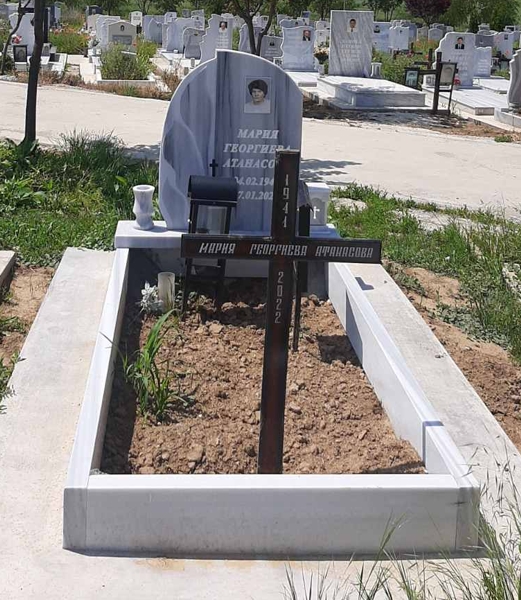 Паметник с размери 80/60/6 см, с вдълбан надпис и черно-бяла порцеланова снимка 10/12 правоъгълна без борд, постамент 100/20/6 см, масивни бордюри с височина 20 см, бетонна пътека, ваза и фенер, общ изглед