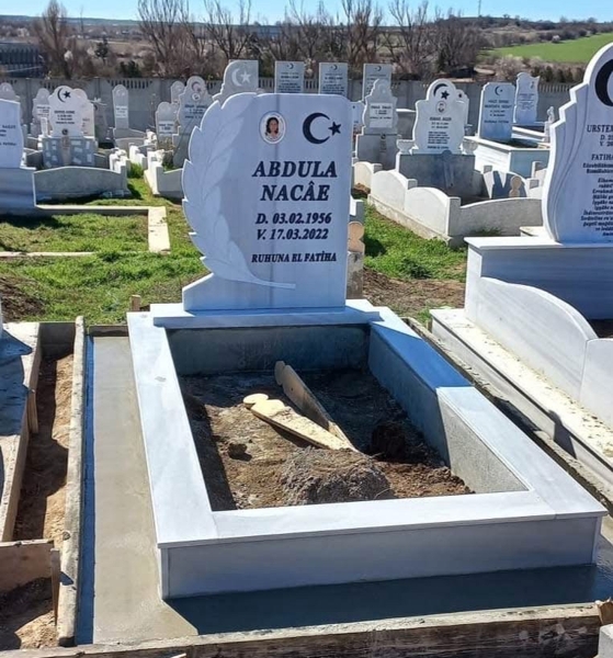 Мюсюлмански паметник с полумесец и звезда, цветна елипсовидна порцеланова снимка, надпис с вдълбани черни букви, постамент, облицован бордюр, бетонна основа