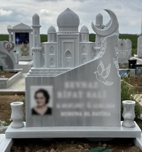 Мюсюлмански паметник с формата на джамия и орнамент гълъб, цветна правоъгълна порцеланова снимка, надпис с вдълбани бели букви, две кръгли вази, постамент, масивен бордюр, облицован бордюр, мраморна пътека, бетонна основа