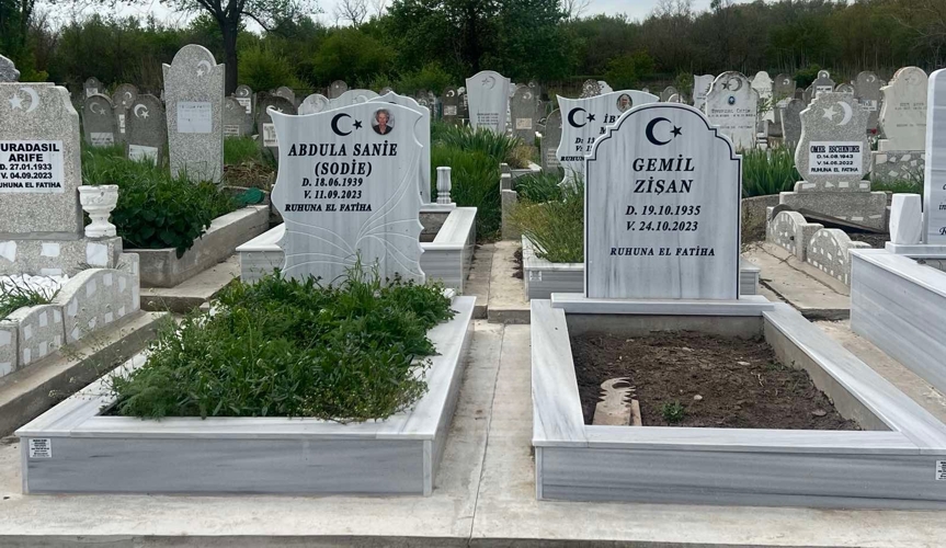 Мюсюлмански паметници с полумесец и звезда, цветна елипсовидна порцеланова снимка, надписи с вдълбани черни букви, постаменти, облицовани бордюри, бетонни пътеки, бетонни основи