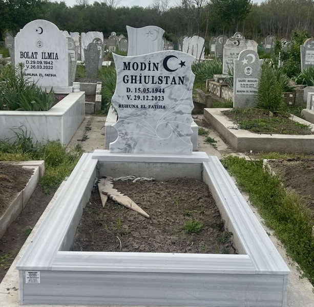 Мюсюлмански паметник с полумесец и звезда, надпис с вдълбани черни букви, постамент, облицован бордюр, бетонна основа