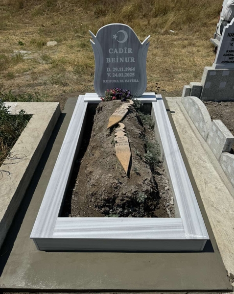 Мюсюлмански паметник с полумесец и звезда, надпис с вдълбани бели букви, постамент, облицован бордюр, бетонна основа