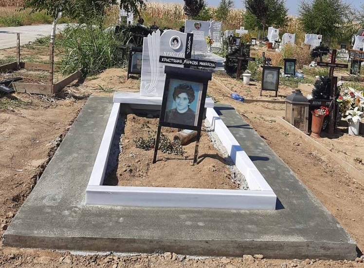 Паметник с размери 70/50/6 см, с вдълбан надпис и цветна порцеланова снимка 9/11 елипса с борд, постамент 100/20/6 см, масивни бордюри с височина 10 см, бетонна пътека, общ изглед