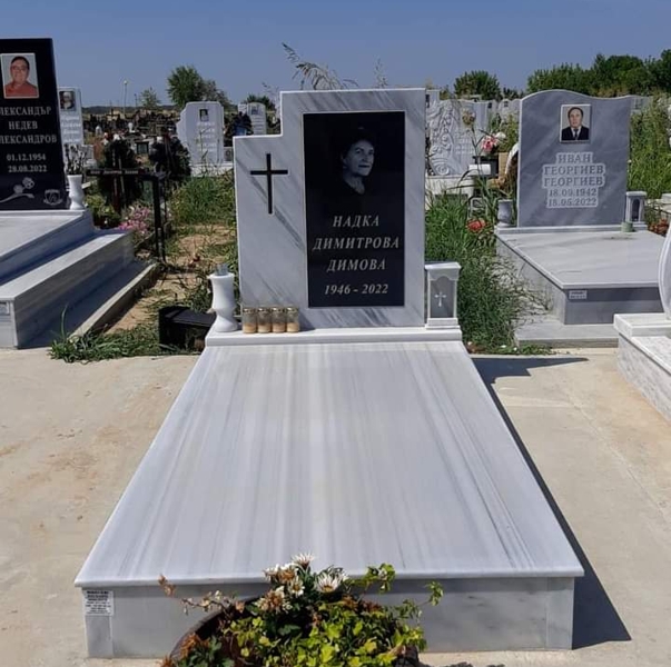 Паметник с размери 100/80/6 см, с черен кръст, вградена черна гранитна плоча с дебелина 2 см, с гравиран портрет и надпис, постамент 100/20/6 см, масивни бордюри с височина 10 см, покривна плоча 2 см, бетонна пътека, ваза и фенер, общ изглед