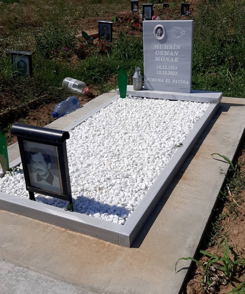 Паметник с размери 70/50/6 см с полумесец и звезда, с вдълбан надпис и черно-бяла порцеланова снимка 10/12 елипса с борд, постамент 100/20/6 см, масивни бордюри с височина 10 см, аранжировка с бели камъни в гроба, бетонна пътека, общ изглед
