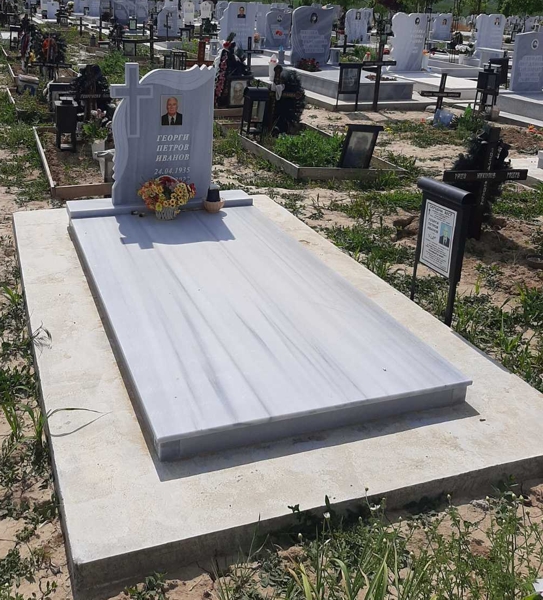 Паметник с размери 70/50/6 см, с вдълбан надпис и цветна порцеланова снимка 10/12 правоъгълна без борд, постамент 100/20/6 см, масивни бордюри с височина 10 см, покривна плоча 2 см, бетонна пътека, общ изглед