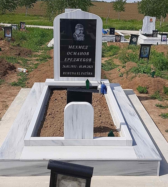 Паметник с размери 100/70/6 см, с вградена черна гранитна плоча с дебелина 2 см, с гравиран портрет и надпис, постамент 100/20/6 см, масивни бордюри с височина 8 см, малък паметник в краката по мюсулмански обичай, бетонна пътека, бетонна основа, общ изглед