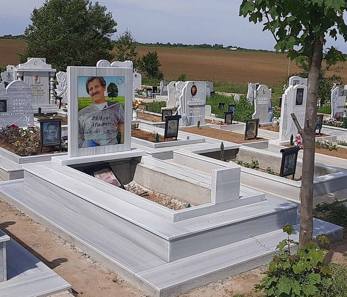 Паметник с размери 90/70/6 см, със снимка триплекс 70/50 см, постамент 100/20/6 см, масивни бордюри с височина 8 см, малък паметник в краката по мюсулмански обичай, облицован бордюр 20/20 см, мраморна пътека 30 см, бетонна основа, изглед отстрани