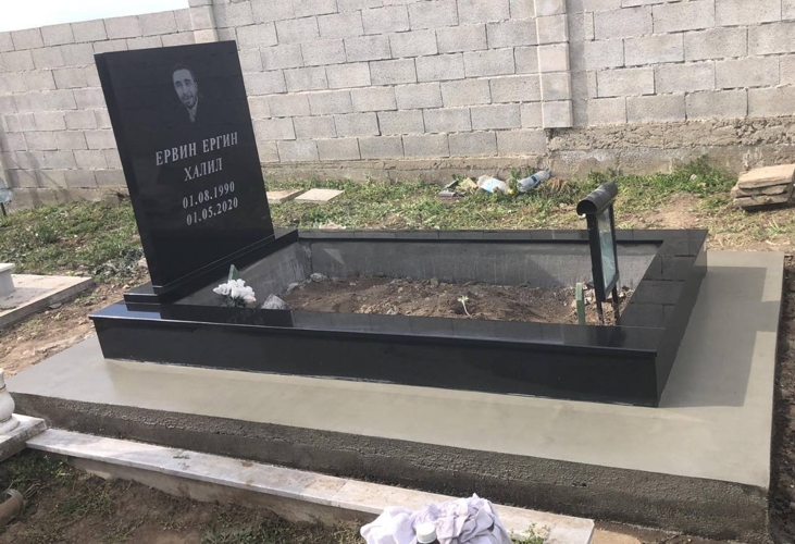 Паметник права плоча с размери 100/80/6 см, с гравиран портрет и надпис, постамент 100/20/6 см, облицован бордюр 20/20, бетонна пътека, бетонна основа, общ изглед